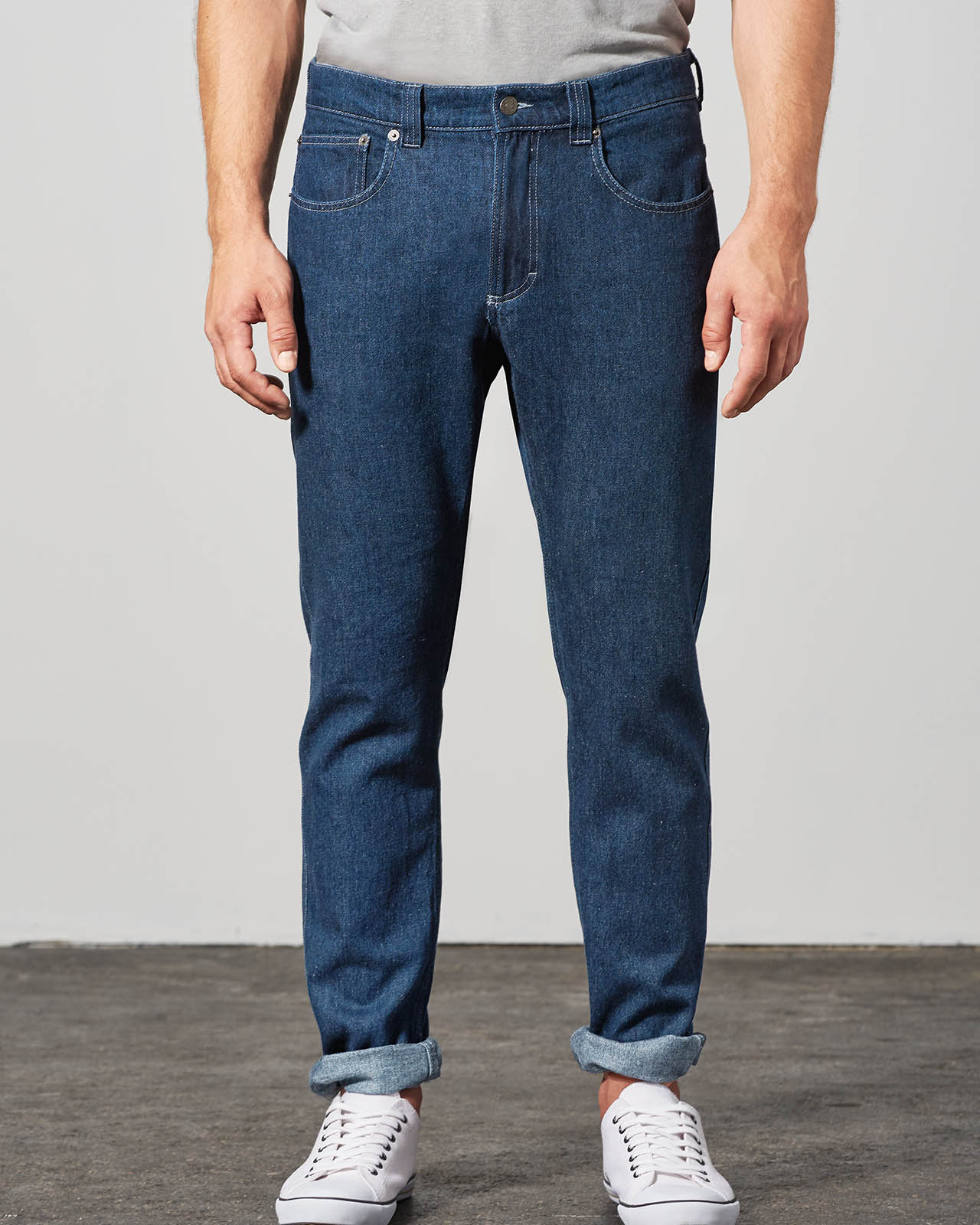 Blugi bărbați din cânepă HempAge, culoarea Denim spălat, purtați pe model