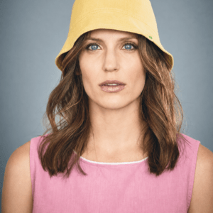 Pălărie bucket din cânepă HempAge, culoarea Unt, purtată pe model