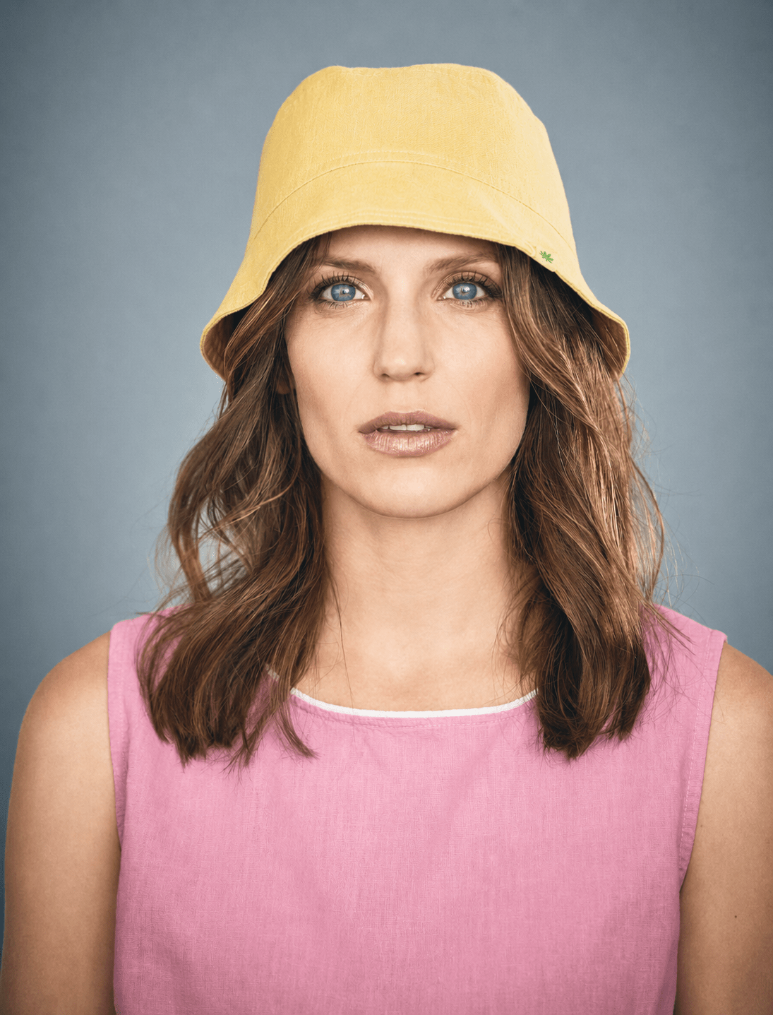 Pălărie bucket din cânepă HempAge, culoarea Unt, purtată pe model